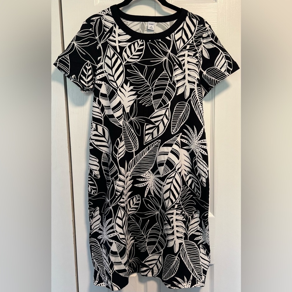 Women's Old Navy Tropical Pattern Fitted Crew Neck Tee Dress